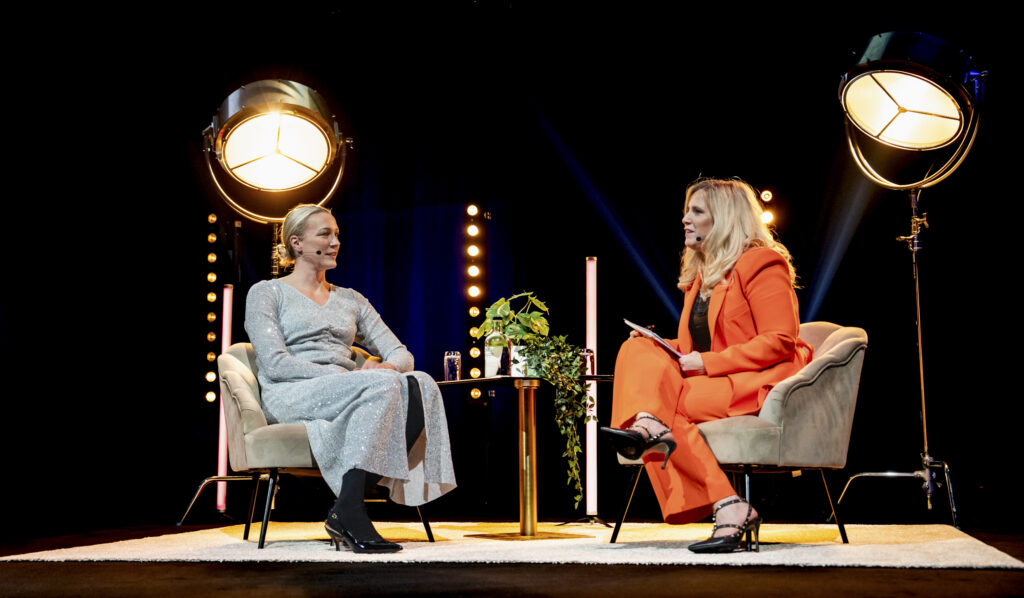 Sarah Sjöström på scenen med moderatorn Frida Boisen