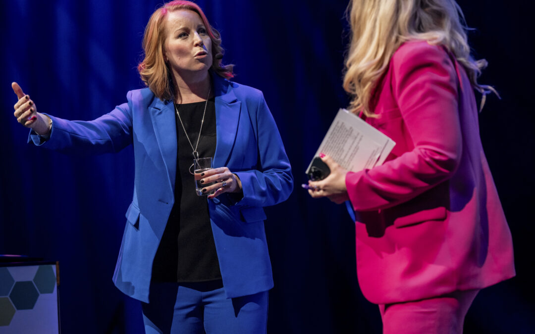 Annie Lööf och Frida Boisen har en konversation om ledarskap